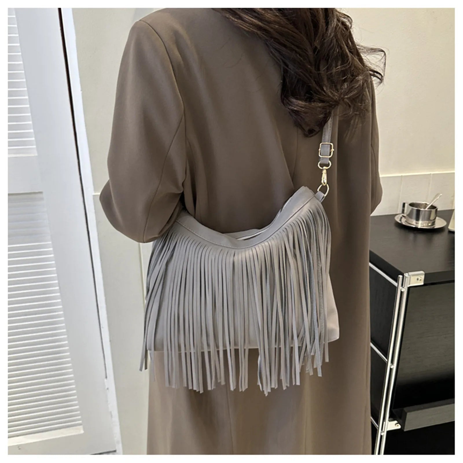 Bolsa de Franjas Transversal – Estilo e Sofisticação para o Seu Look!