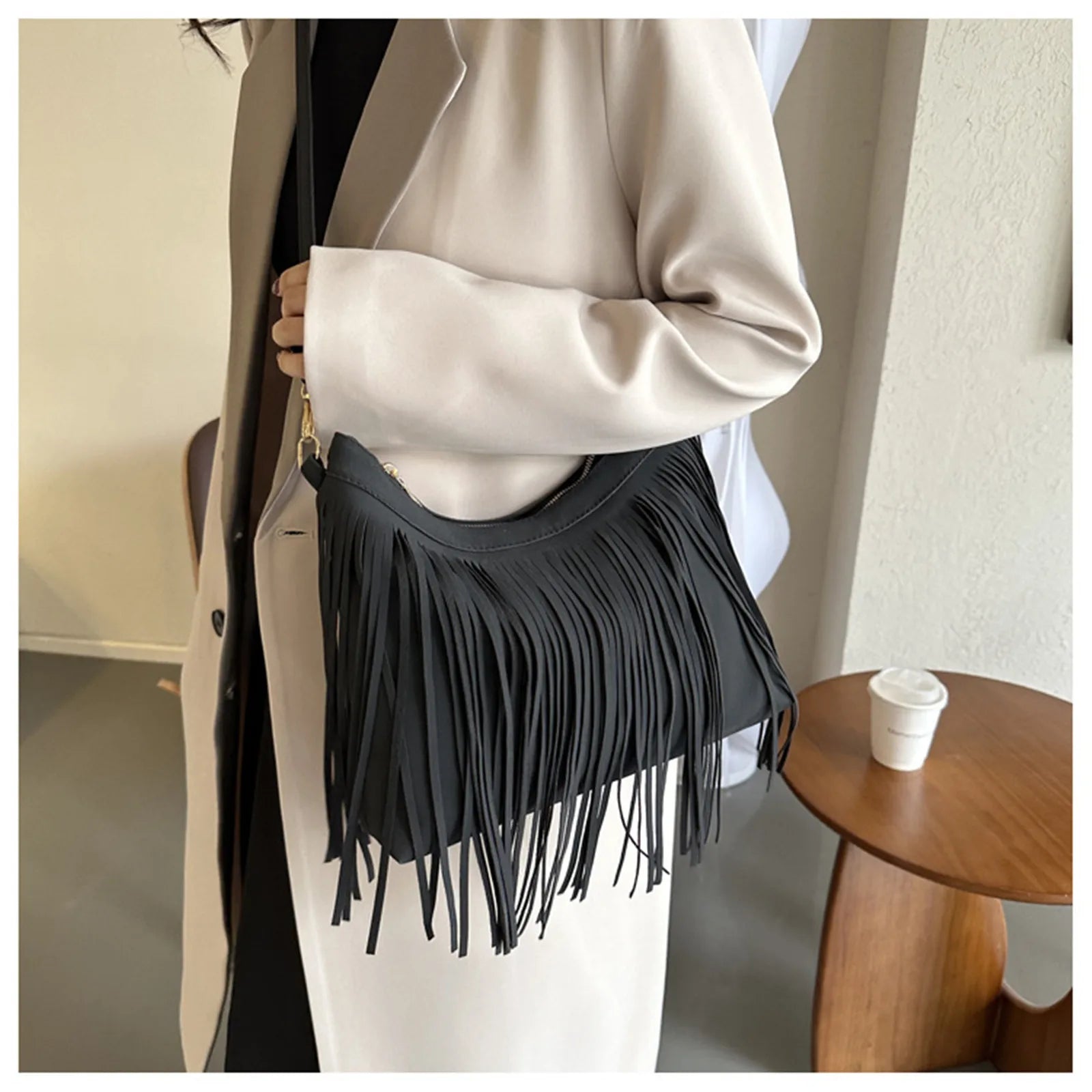 Bolsa de Franjas Transversal – Estilo e Sofisticação para o Seu Look!