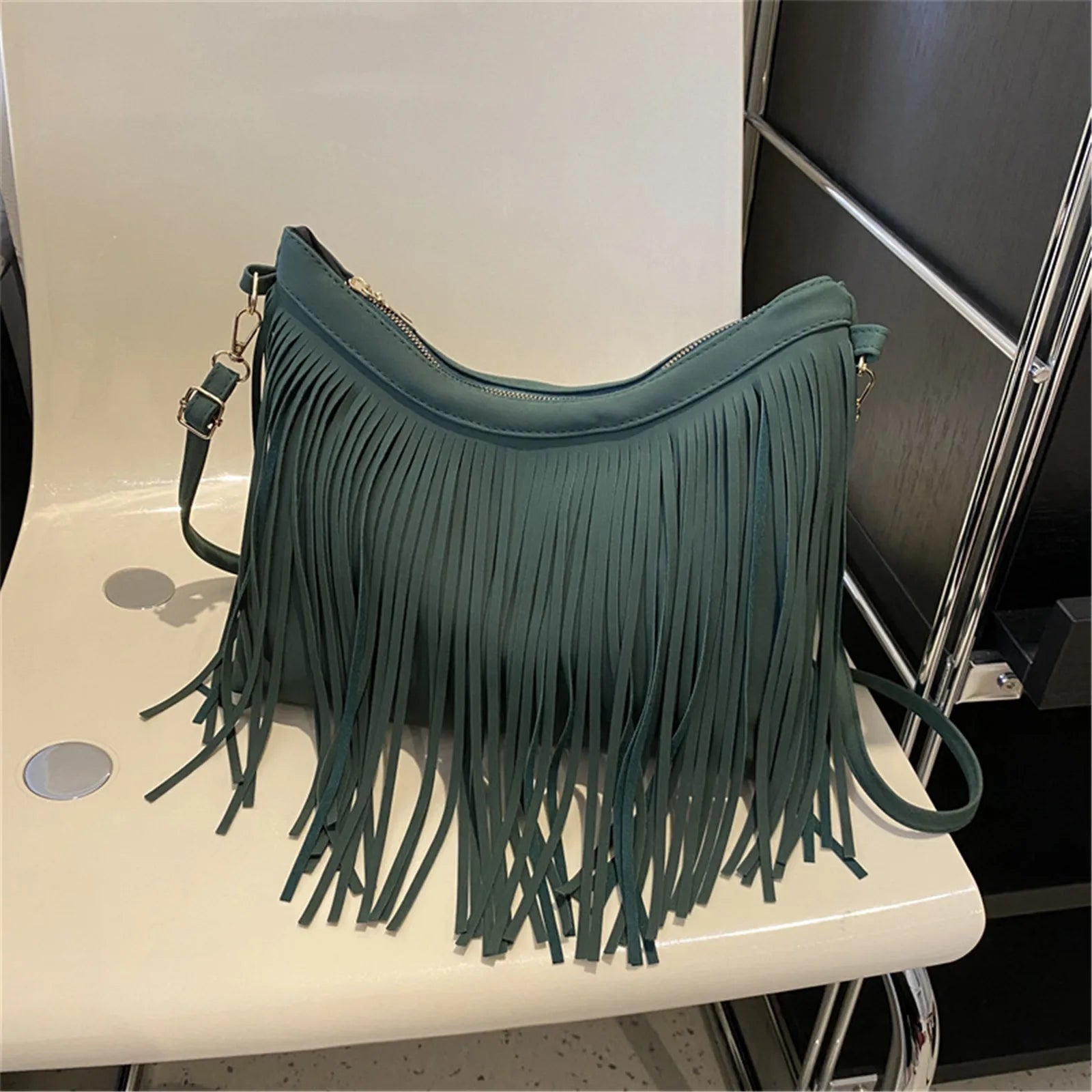 Bolsa de Franjas Transversal – Estilo e Sofisticação para o Seu Look!