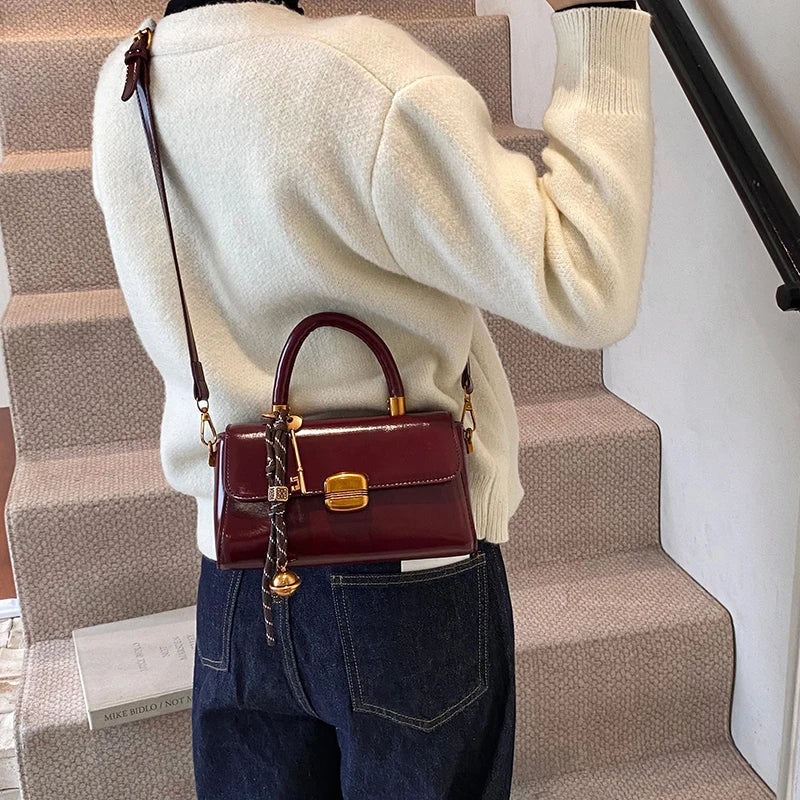 Bolsa Viena – Elegância Clássica em Versão Compacta