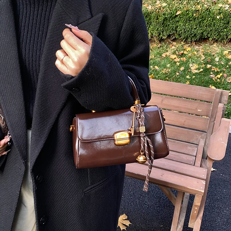 Bolsa Viena – Elegância Clássica em Versão Compacta