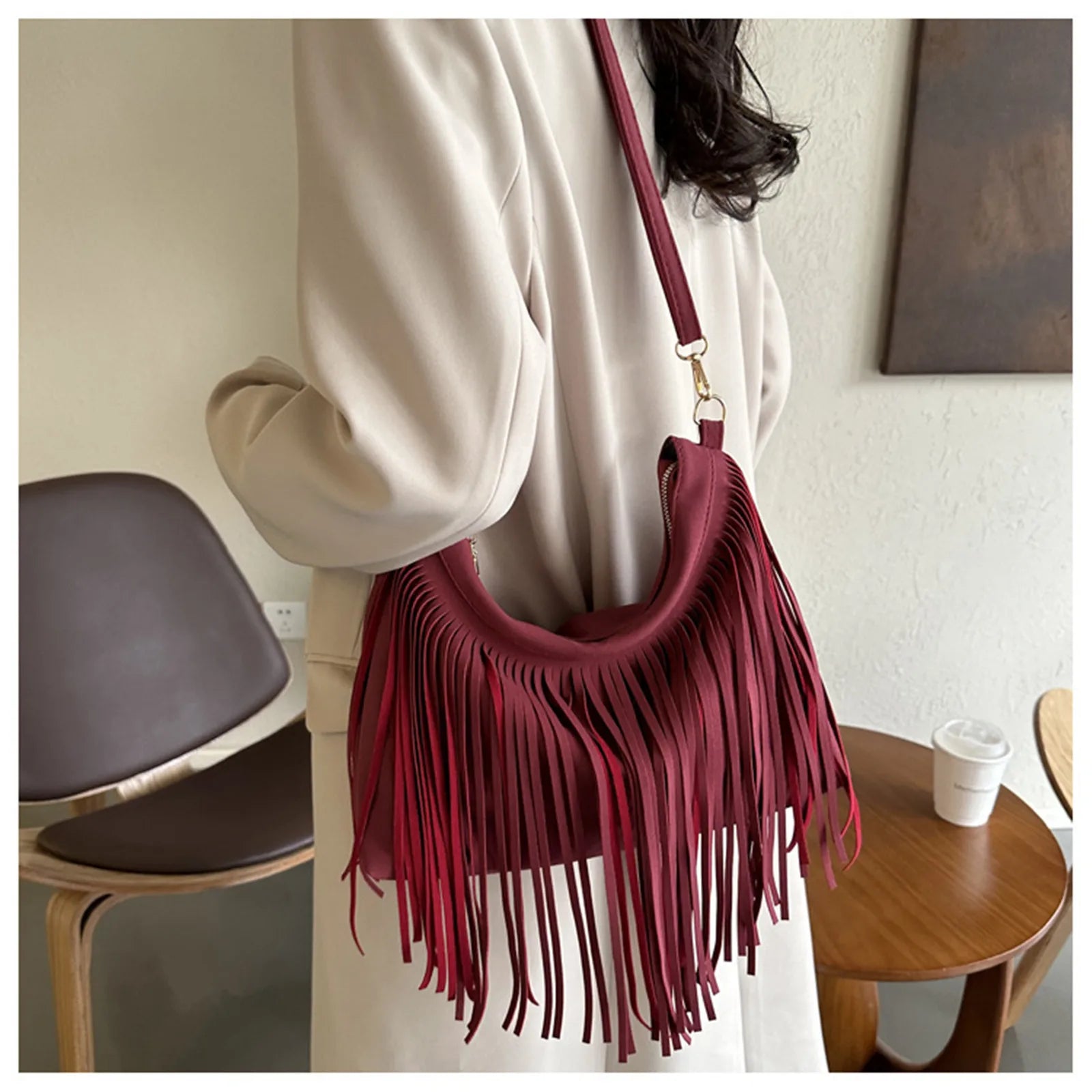 Bolsa de Franjas Transversal – Estilo e Sofisticação para o Seu Look!