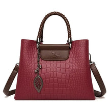 Bolsa Austroo | Textura Sofisticada. Design Atemporal. Presença Garantida.